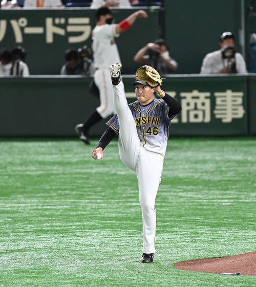 巨人対阪神　投球の合間に右足を大きく振り上げる阪神秋山（撮影・山崎安昭）