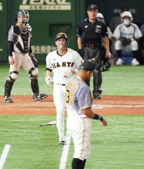 巨人対阪神　6回裏巨人2死一塁、投ゴロに倒れる坂本（撮影・鈴木みどり）