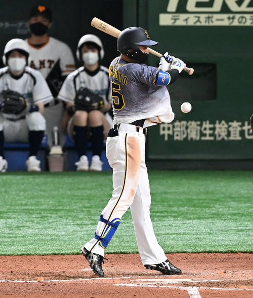 巨人対阪神　6回表阪神1死二塁、近本は死球を食らう（撮影・山崎安昭）