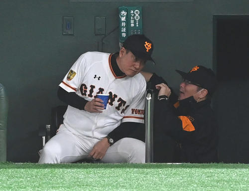 巨人対阪神　巨人原監督（左）はベンチで元木ヘッドコーチに声をかけられる（撮影・山崎安昭）