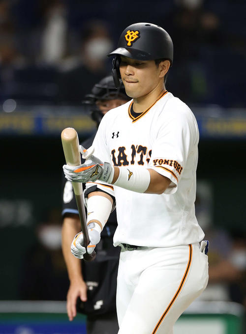 巨人対阪神　8回裏巨人無死一塁、見逃し三振に倒れ、バットを見つめながら引き揚げる大城（撮影・河野匠）