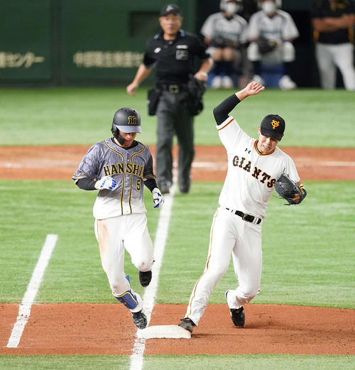 巨人対阪神　4回表阪神2死、内野安打を放ち一塁へ駆け込む近本。右は一塁カバーに入った投手畠（撮影・鈴木みどり）