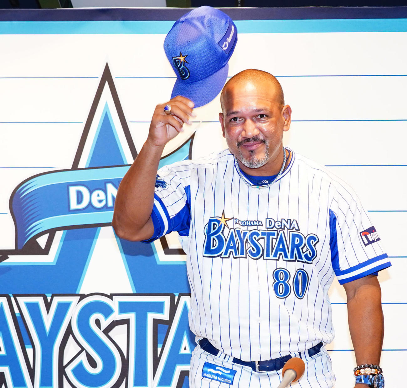 今季限りでの辞任表明会見を終え、あいさつするDeNAラミレス監督（代表撮影）
