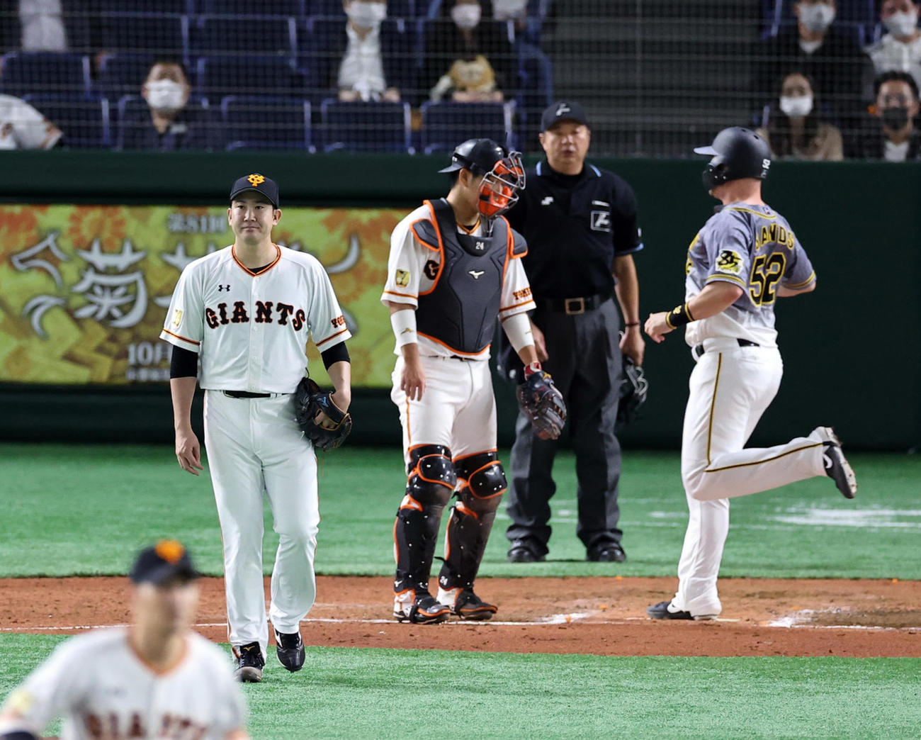 7回表、原口に適時打を許し、生還するサンズ（右）を背に、表情をなくす菅野（撮影・浅見桂子）