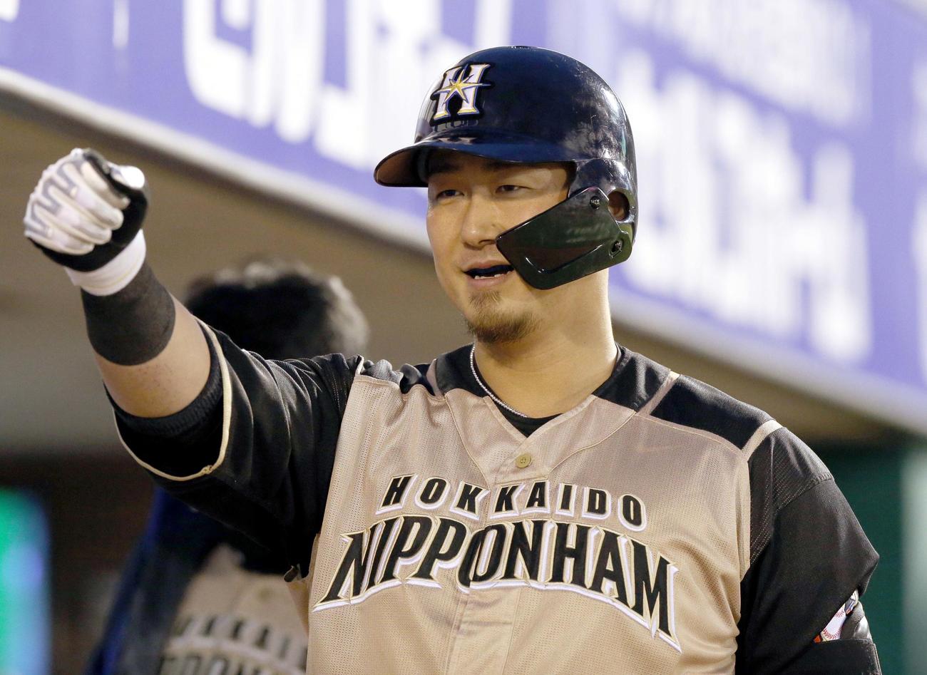 8回表、中田は同点本塁打を放ちチームメートに出迎えられる（撮影・佐藤翔太）