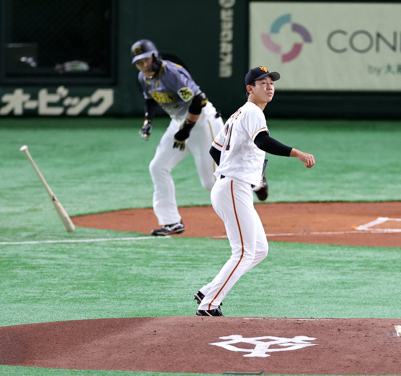 巨人対阪神　1回表阪神1死一、二塁、大山に先制左適時打を許し打球を見つめる畠（撮影・浅見桂子）