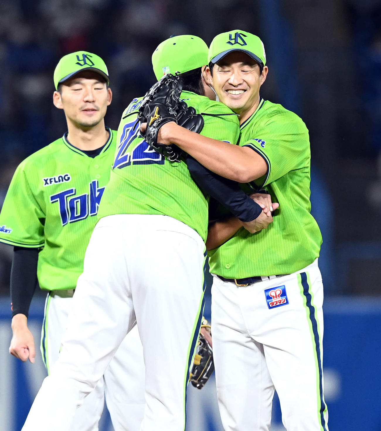 ヤクルト対中日　8回表、高津監督と抱き合いマウンドを降りるヤクルト五十嵐（撮影・たえ見朱実）