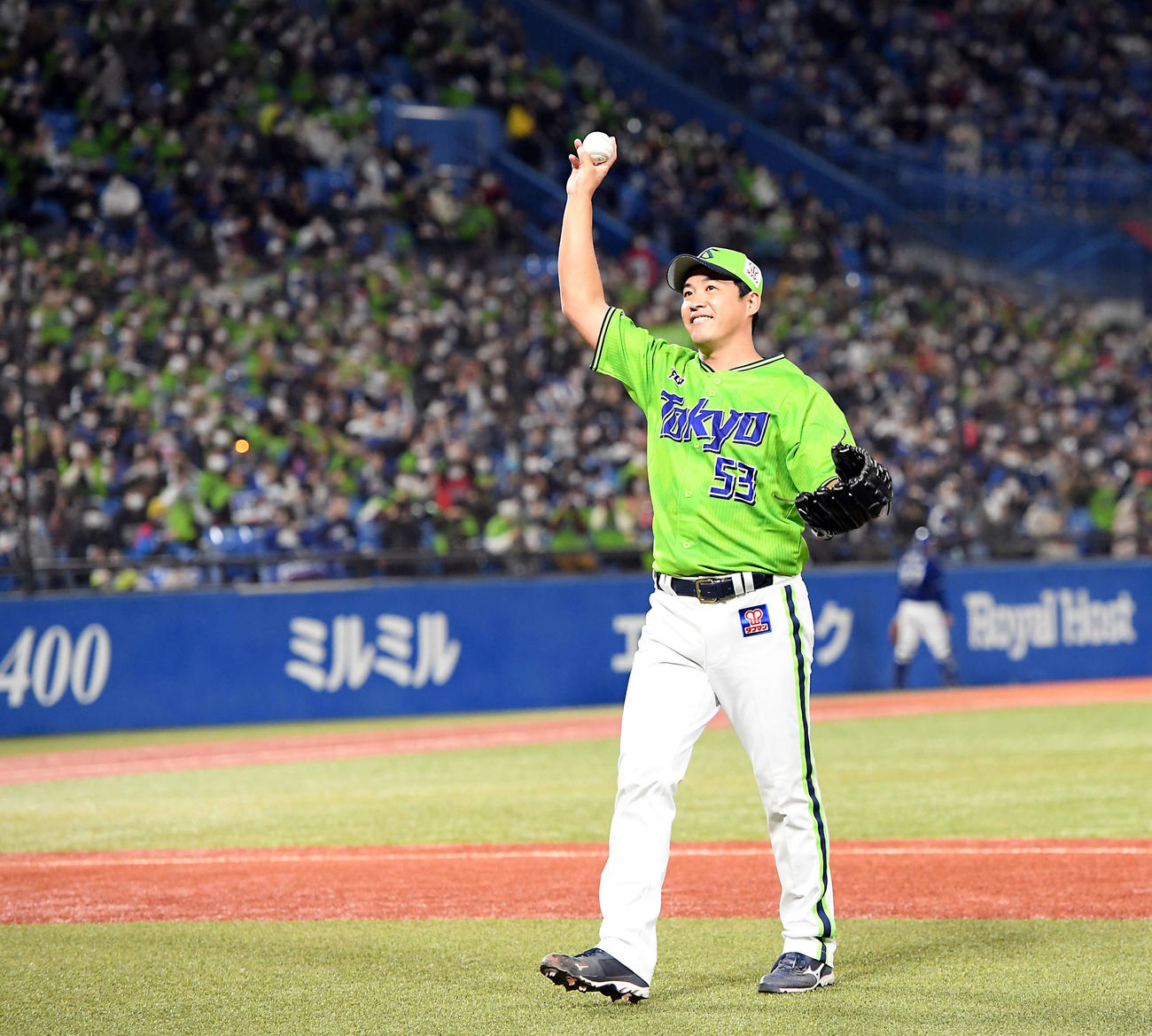 ヤクルト対中日　8回表、ファンの声援に応えマウンドを降りるヤクルト五十嵐（撮影・たえ見朱実）
