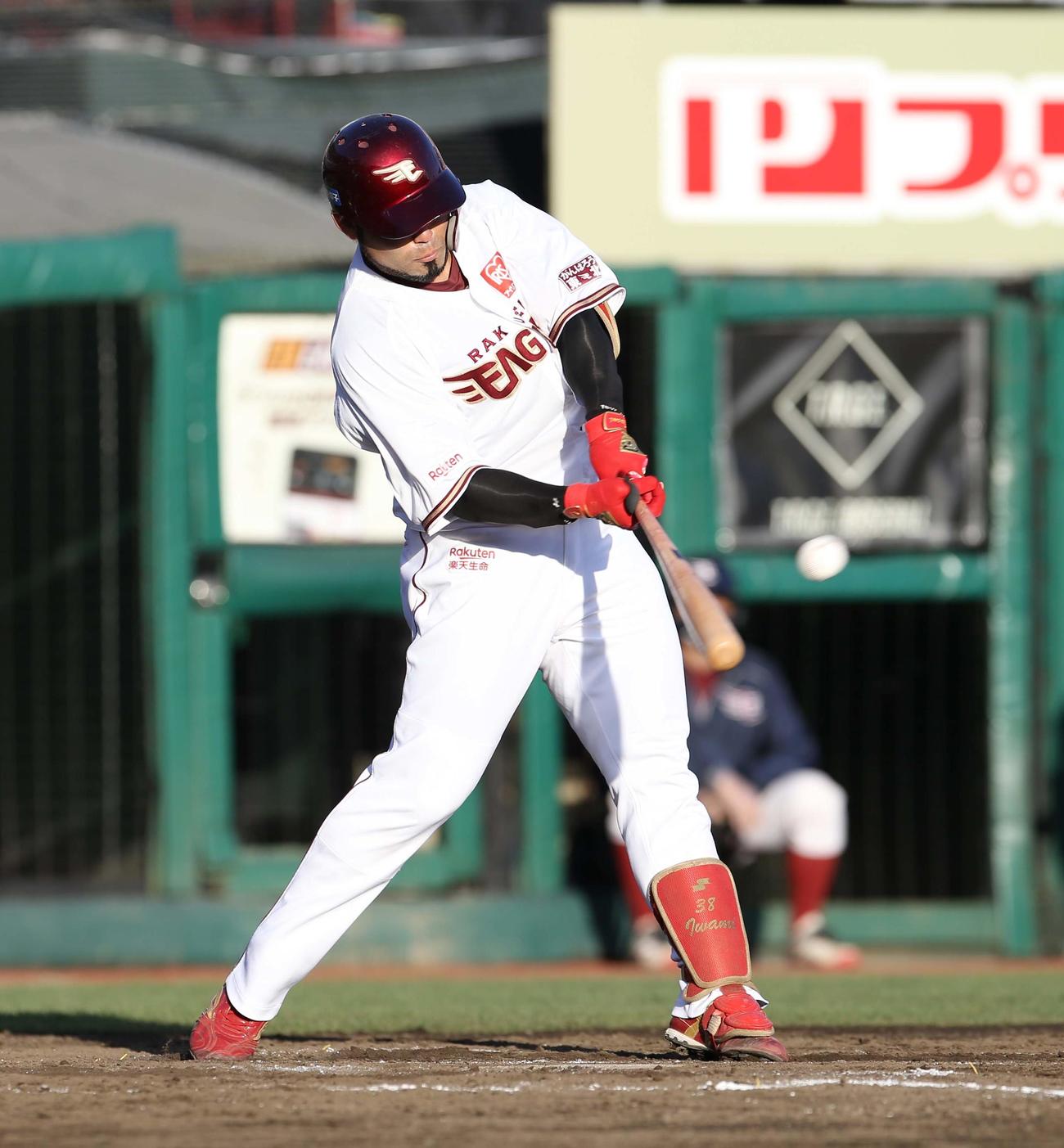 楽天対日本ハム　7回裏楽天無死一、二塁、岩見は適時三塁打を放つ（撮影・佐藤翔太）