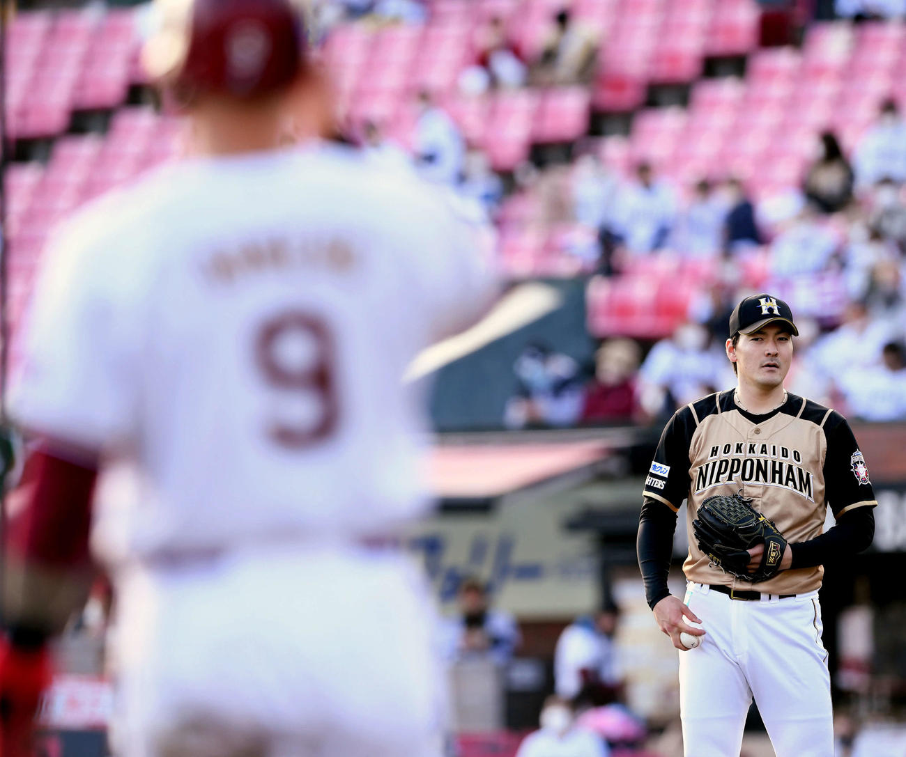 楽天対日本ハム　5回裏、二塁打を打たれた楽天ロメロ（手前）を見つめる有原（撮影・滝沢徹郎）