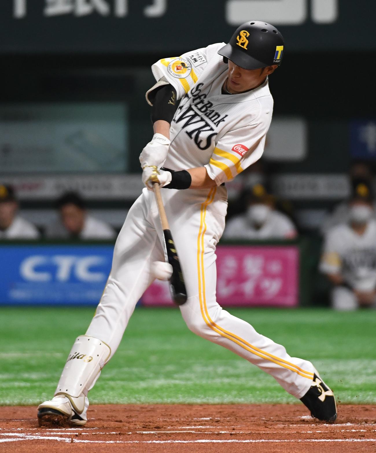 中前適時打を放つ柳田（撮影・今浪浩三）