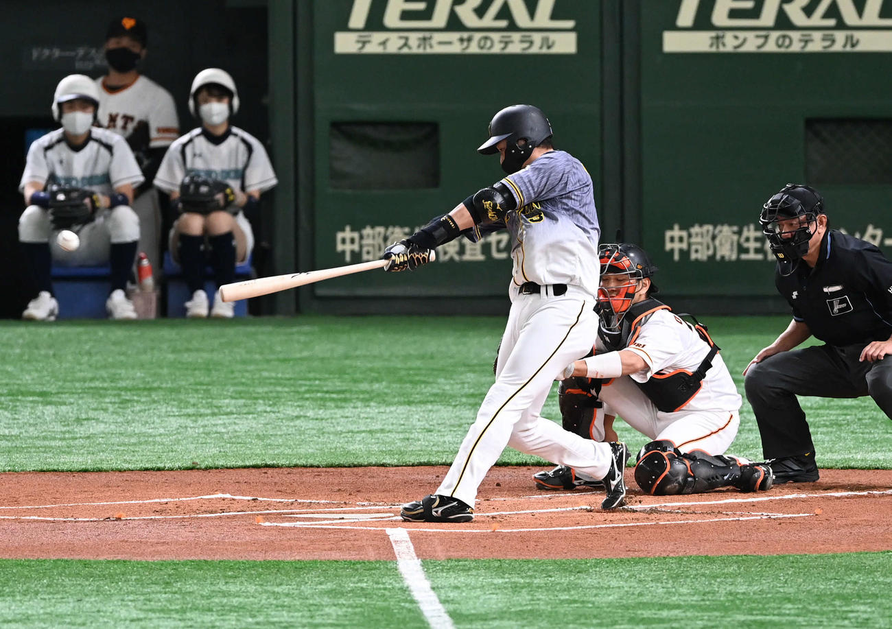 巨人対阪神　1回表阪神1死一、二塁、大山は左前適時打を放つ（撮影・山崎安昭）