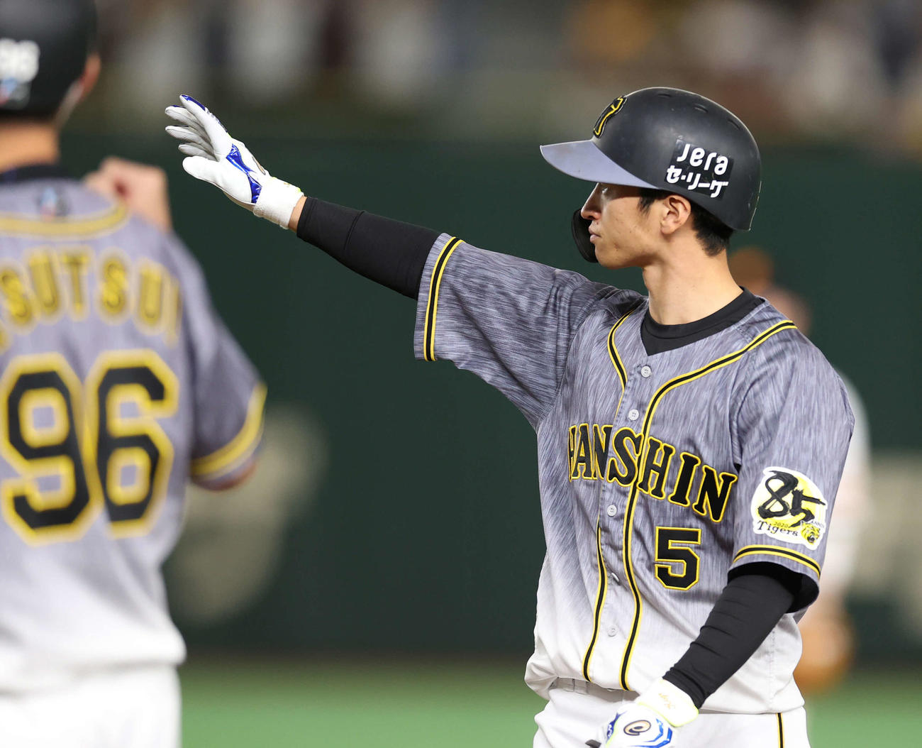 巨人対阪神　2回表阪神2死二塁、右前に適時打を放った近本はベンチに向かってアピールする（撮影・河野匠）