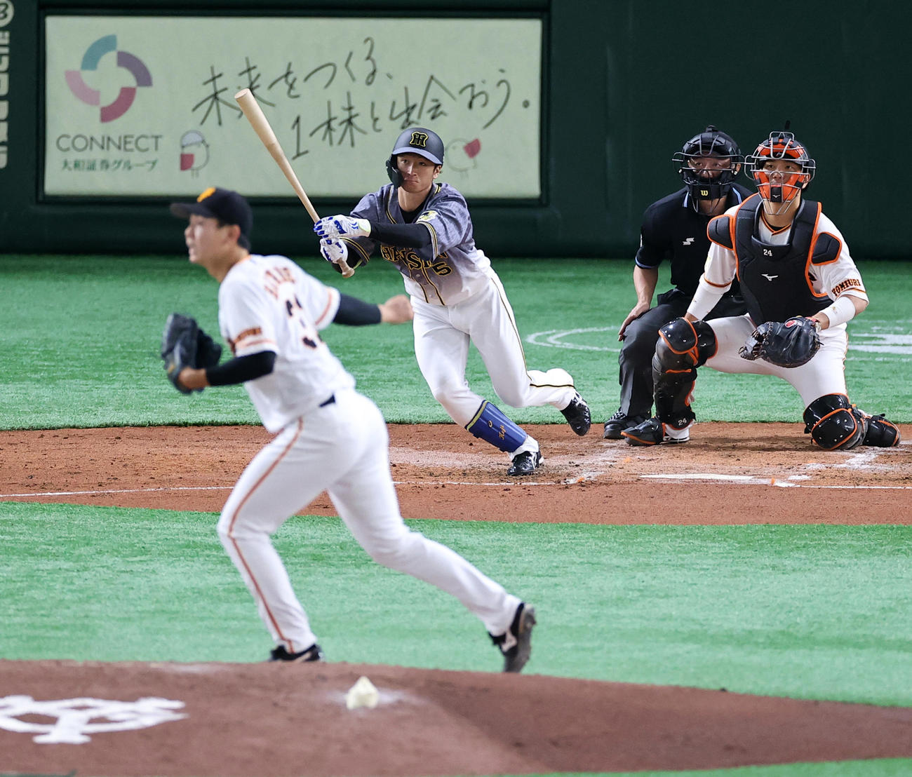巨人対阪神　2回表阪神2死二塁、近本は右適時打を放つ。投手畠（撮影・浅見桂子）