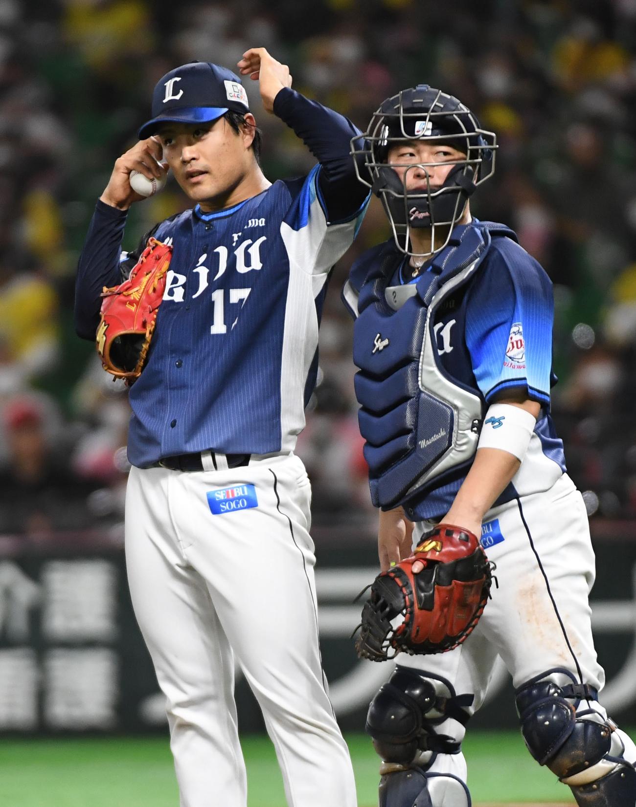 ソフトバンク対西武　降板する先発の松本航、右は捕手は岡田雅利（撮影・今浪浩三）