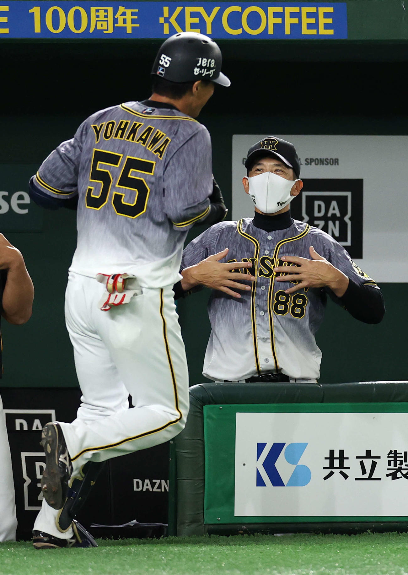 巨人対阪神　5回表阪神2死二塁、左越え2点本塁打を放った陽川（手前）を迎える矢野監督（撮影・河野匠）