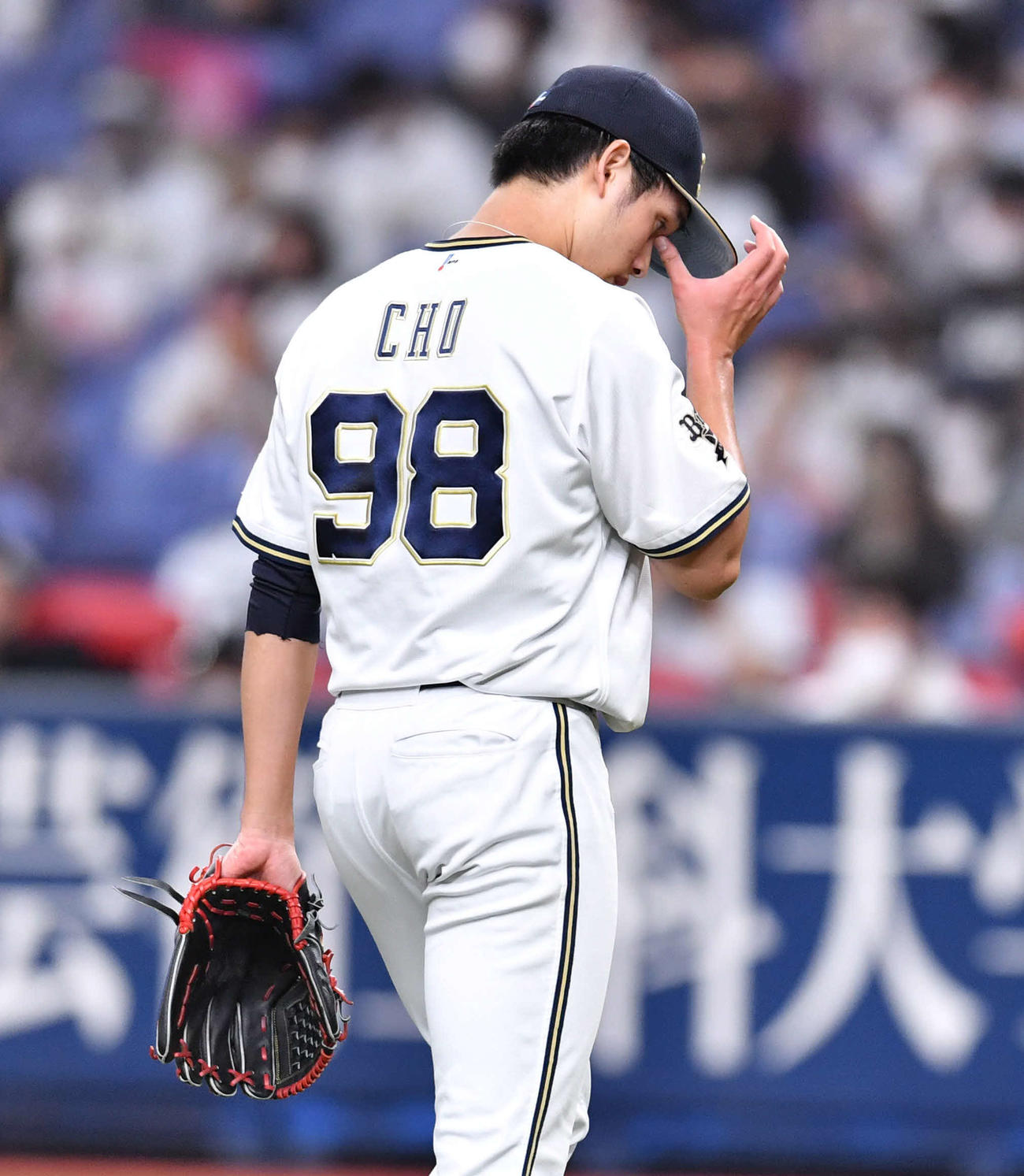 オリックス対ロッテ23回戦　3回表、連打と失策が絡んで4点を失った張奕は肩を落としてベンチへ戻る（撮影・岩下翔太）