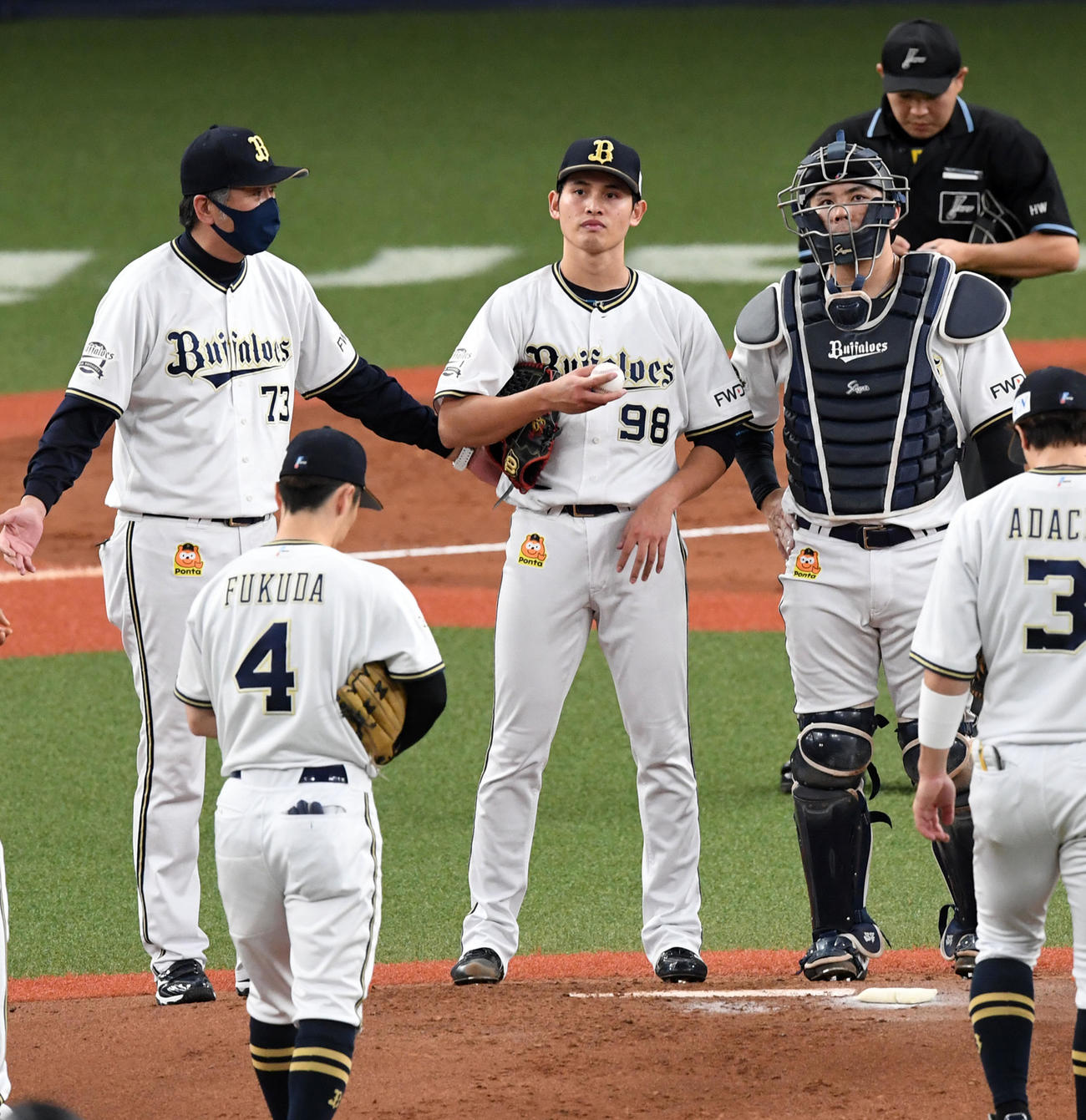 オリックス対ロッテ　3回表ロッテ無死二塁、高山コーチ（左）のアドバイスを聞く張奕（中央）。右は若月（撮影・前岡正明）