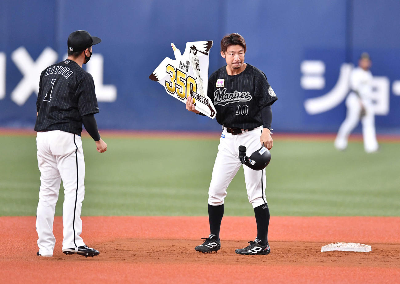 通算350二塁打を達成し、清田育宏（左）から記念ボードを渡された鳥谷敬（撮影・岩下翔太）