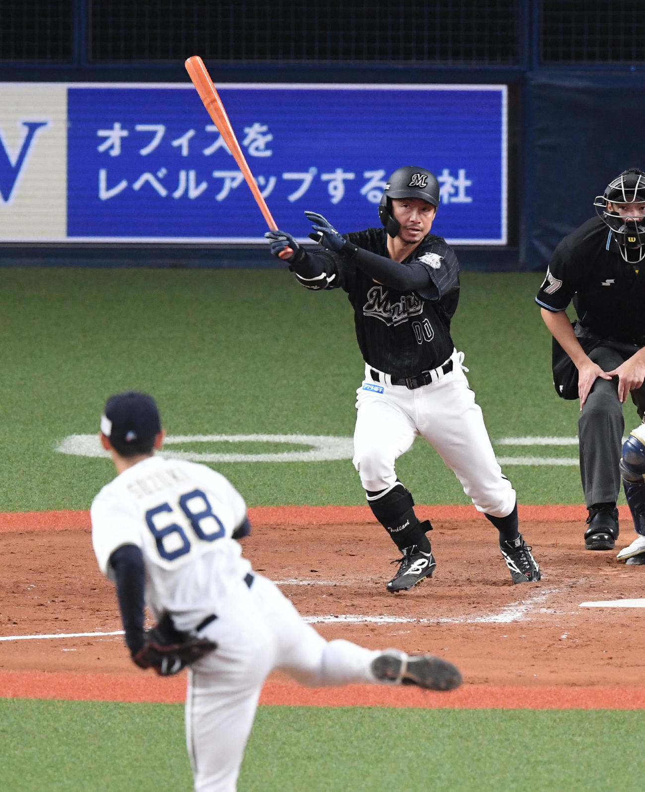 オリックス対ロッテ23回戦　8回表ロッテ1死二、三塁、鳥谷敬は右中間に適時2点二塁打を放ち350二塁打を達成。投手鈴木優（撮影・前岡正明）