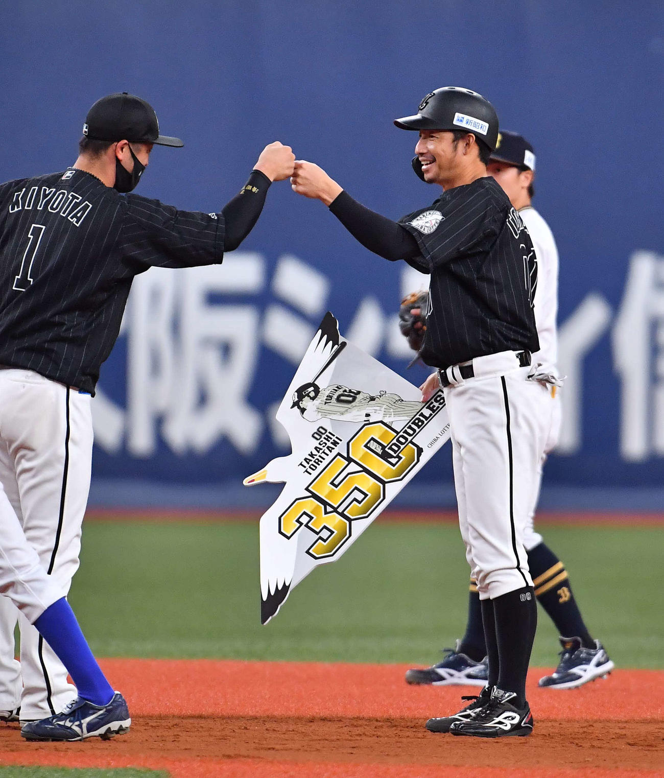 オリックス対ロッテ　8回表ロッテ1死二、三塁、右中間へ通算350二塁打を放ちボードを手渡した清田育宏（左）と笑顔でグータッチする鳥谷敬（撮影・上田博志）