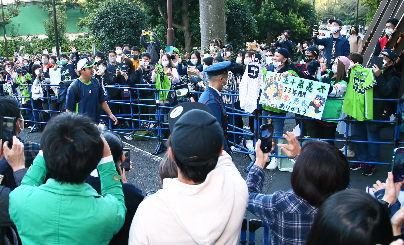 試合前の練習を終え、大勢のファンの声援を受けながら移動するヤクルト五十嵐（撮影・足立雅史）