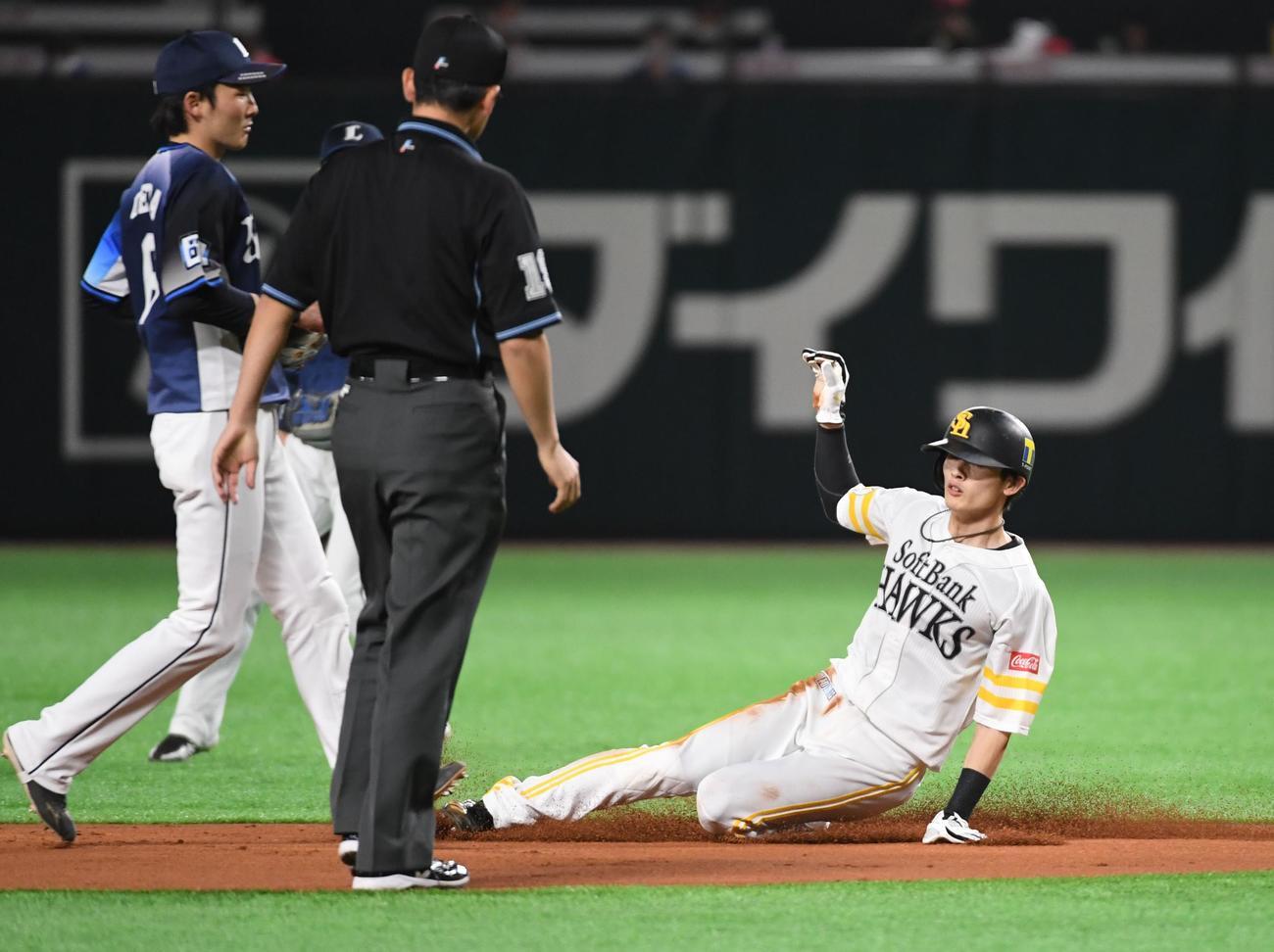 ソフトバンク対西武　1回裏ソフトバンク無死一塁、中村晃のとき、一塁走者の周東佑京は二塁盗塁を決める、45個目（撮影・今浪浩三）