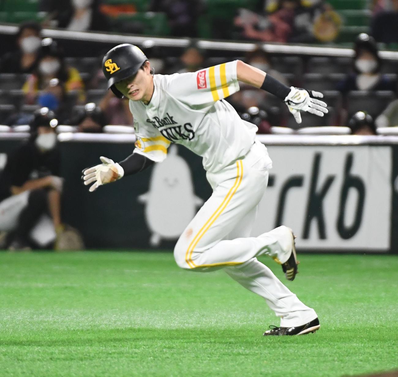 ソフトバンク対西武　1回裏ソフトバンク無死一塁、中村晃のとき、一塁走者の周東佑京は二塁盗塁を決める、45個目（撮影・今浪浩三）