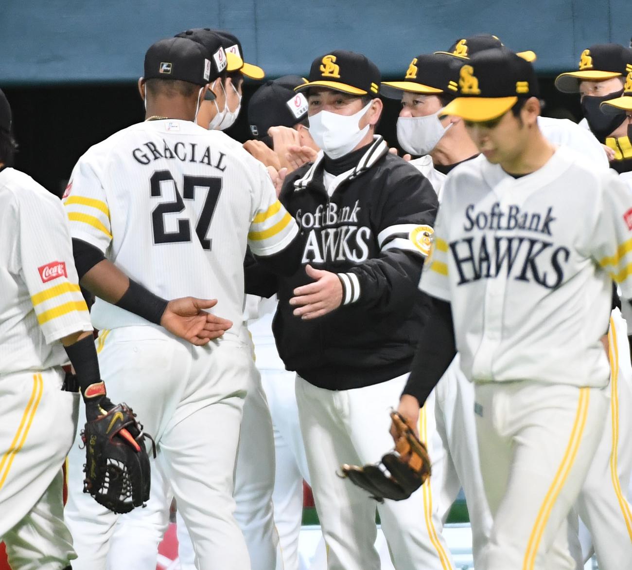 ソフトバンク対西武　西武を破りマジック2とし、ナインを出迎える工藤公康監督（中央）（撮影・今浪浩三）