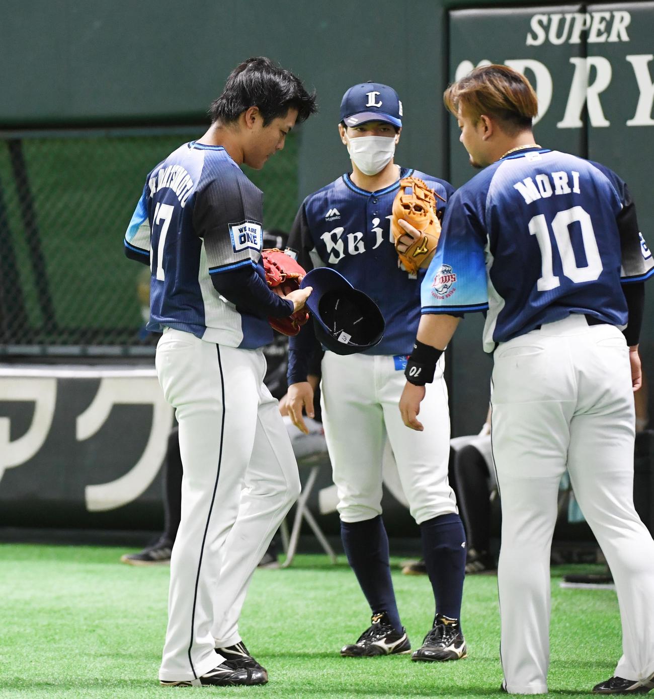 ソフトバンク対西武　2回裏、降板する先発の松本航、右は森友哉（撮影・今浪浩三）