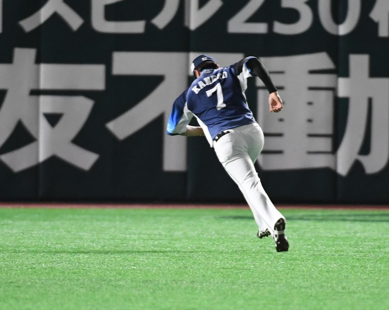 ソフトバンク対西武　1回裏ソフトバンク1死二塁、柳田悠岐の中前打の打球を後方にそらす中堅手の金子侑司（撮影・今浪浩三）