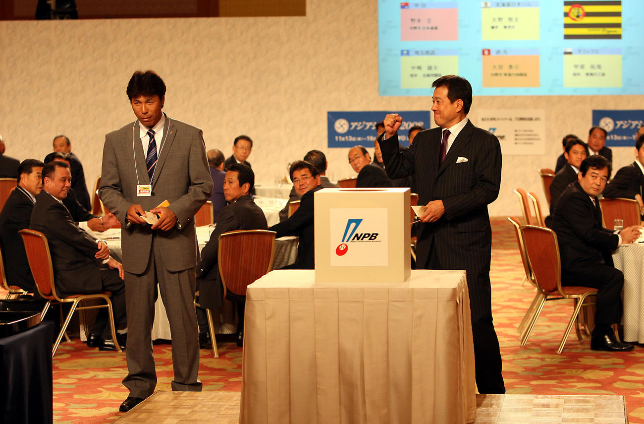 08年10月、ドラフト会議で巨人原監督（右）は大田泰示の抽選を引き当てガッツポーズする。左はソフトバンク秋山監督