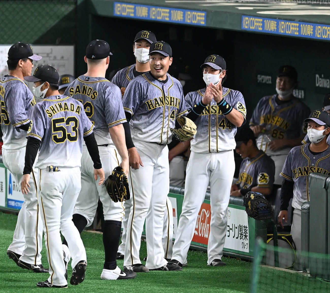 巨人対阪神　6回裏巨人の攻撃を封じた秋山（中央）は笑顔でサンズを迎える（撮影・山崎安昭）