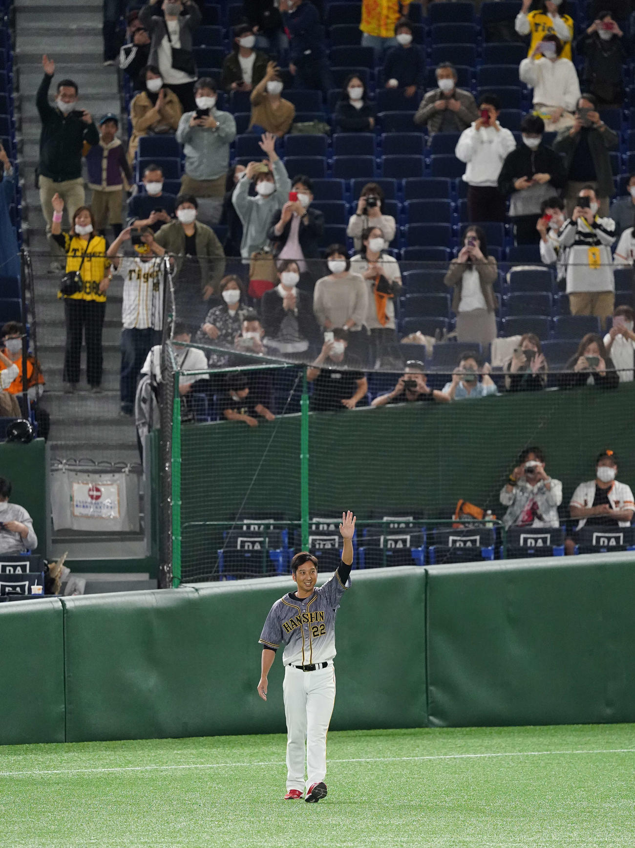 巨人対阪神　東京ドームでの今季最終戦を終え、ファンの声援に応える阪神藤川（撮影・鈴木みどり）