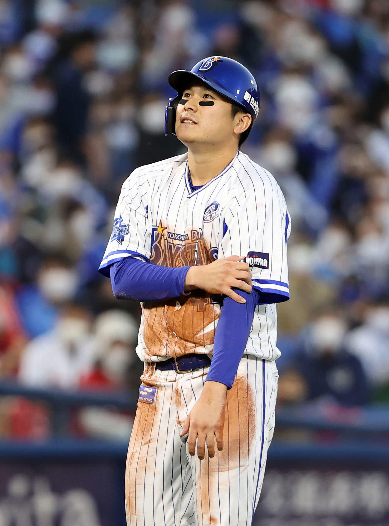 DeNA対広島　8回裏DeNA2死一、二塁、大和の右越え適時打で一走・佐野は三塁を狙うがアウトになり左腕を負傷する（撮影・鈴木正人）