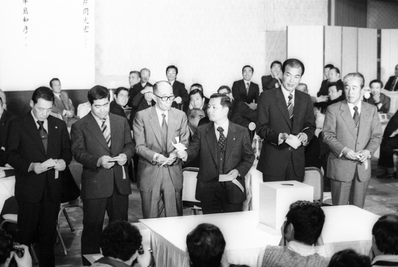 79年11月27日、6球団競合の末に早大・岡田彰布を引き当てた阪神河崎雄介球団取締役（右から3人目）