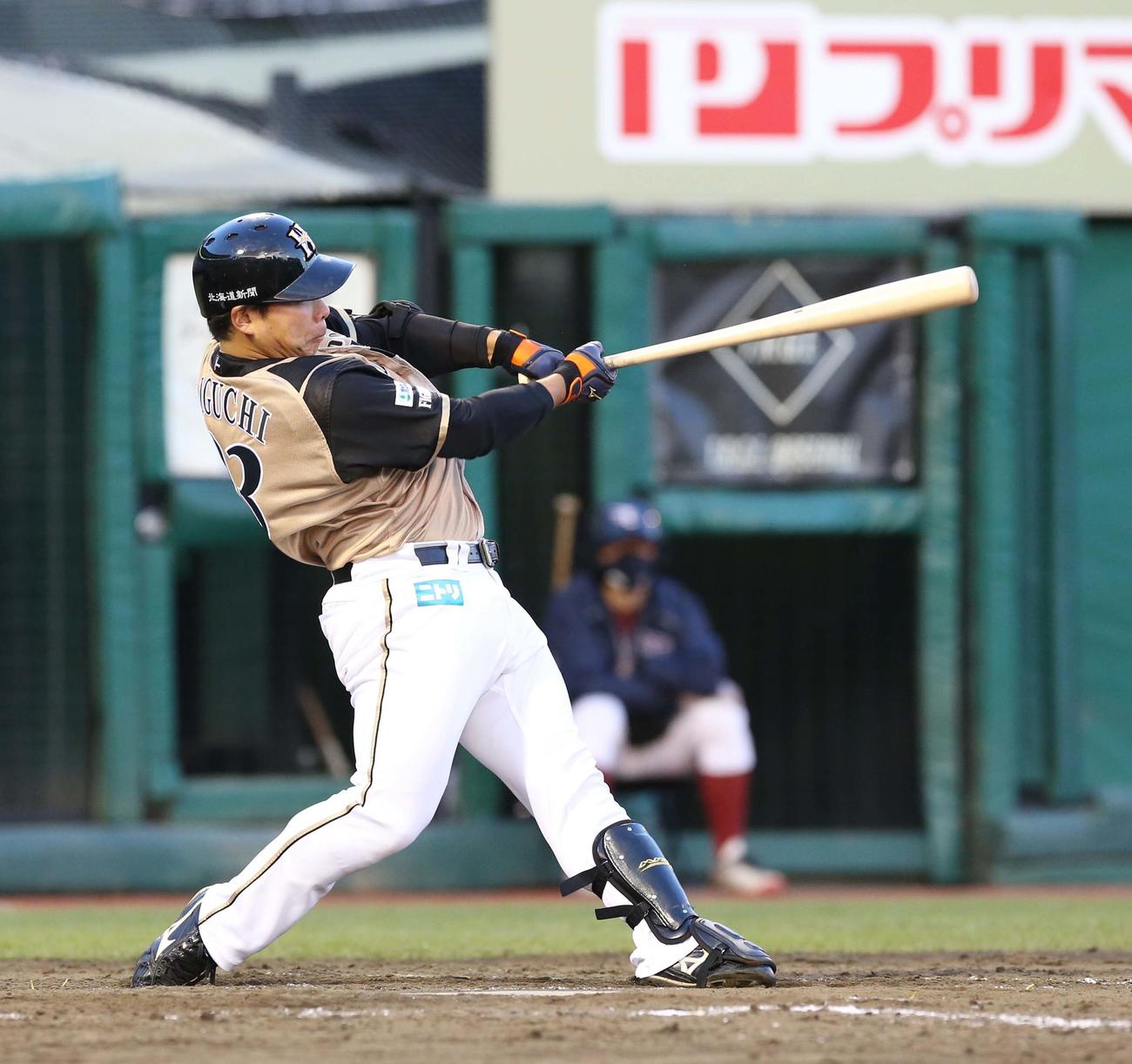 楽天対日本ハム　9回表日本ハム1死、樋口はプロ初となる左越え本塁打を放つ（撮影・佐藤翔太）