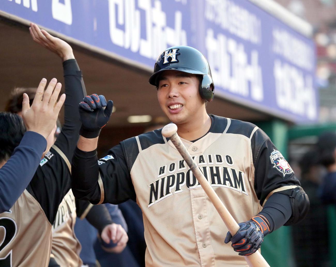 楽天対日本ハム　9回表日本ハム1死、樋口はプロ初となる左越え本塁打を放ちチームメートに出迎えられる（撮影・佐藤翔太）
