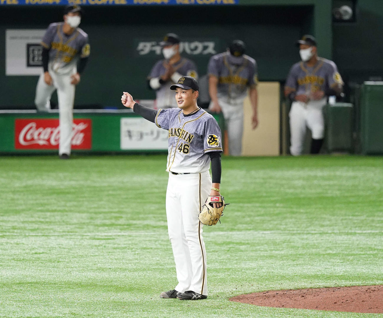 巨人対阪神　完投勝利の阪神秋山は右手をあげる（撮影・鈴木みどり）