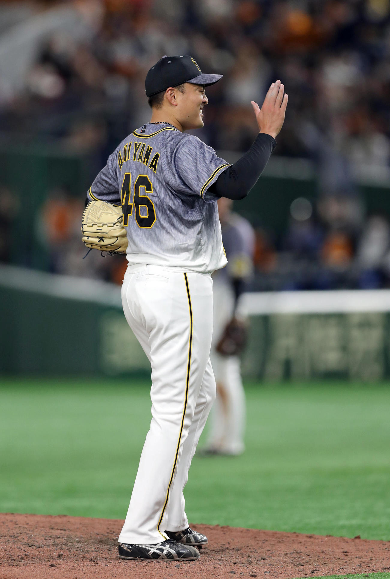 巨人対阪神　9回裏巨人2死一塁、丸佳浩に2点本塁打を浴び、悔しそうに謝る秋山拓巳（撮影・前田充）