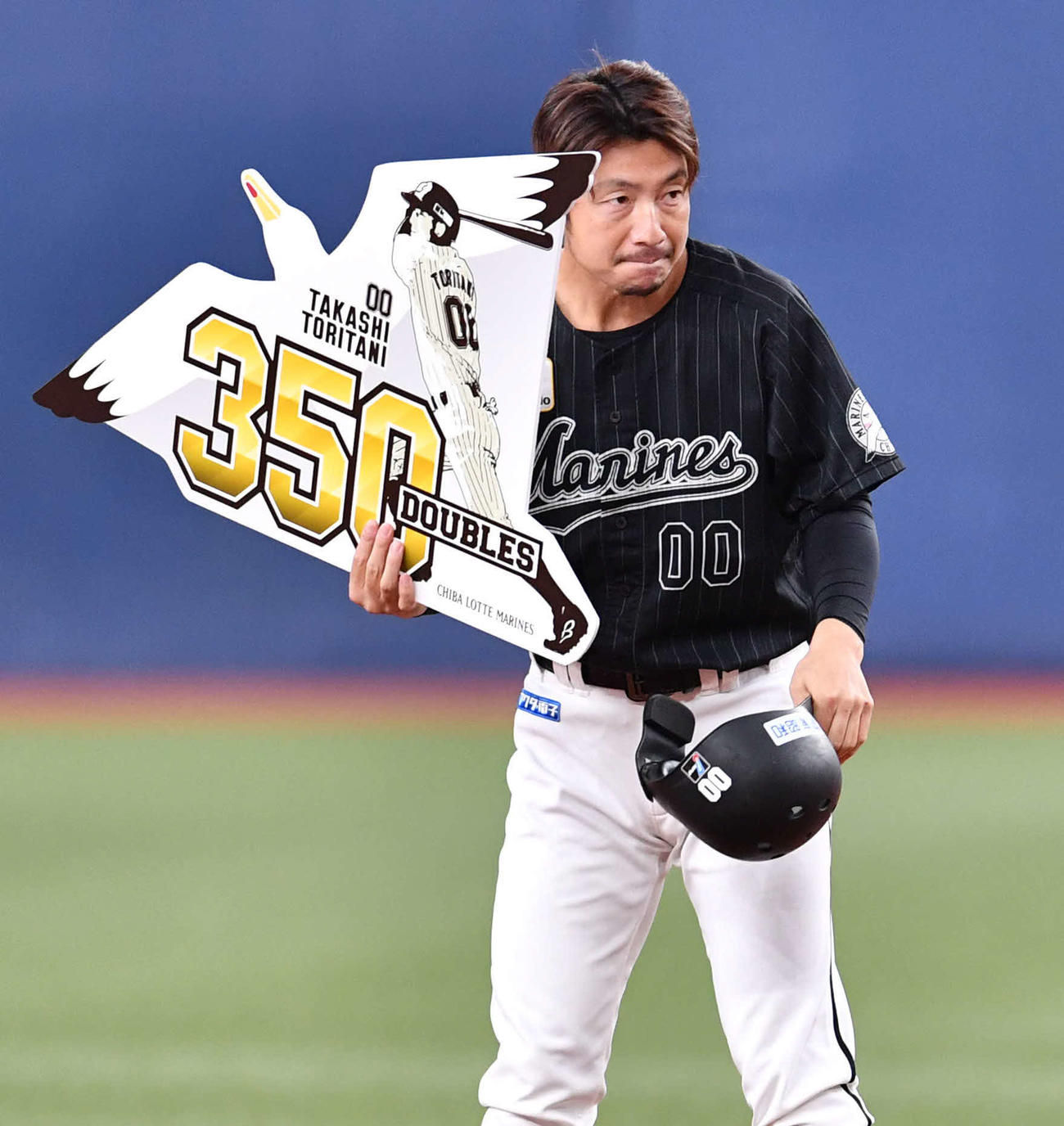 オリックス対ロッテ23回戦　8回表ロッテ1死二、三塁、右中間2点適時二塁打で通算350二塁打を達成し、記念ボードを手にする鳥谷敬（撮影・岩下翔太）