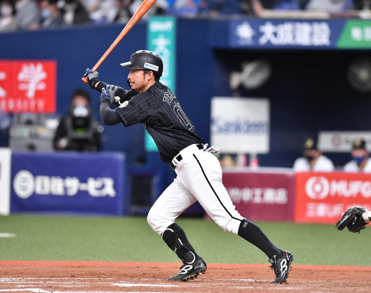 オリックス対ロッテ23回戦　8回表ロッテ1死二、三塁、右2点適時二塁打で通算350二塁打を達成した鳥谷敬（撮影・岩下翔太）