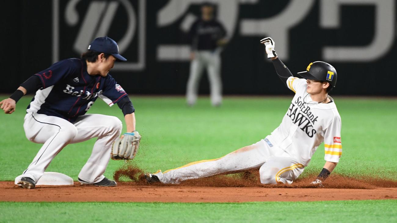 ソフトバンク対西武　3回裏ソフトバンク1死一塁、中村晃のとき、一塁走者の周東佑京は二塁盗塁を決め、44個目を達成する、野手は源田壮亮（撮影・今浪浩三）