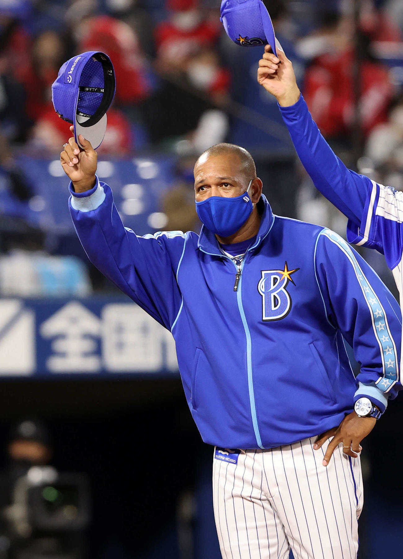 DeNA対広島　勝利しファンに手を振るDeNAラミレス監督（撮影・鈴木正人）