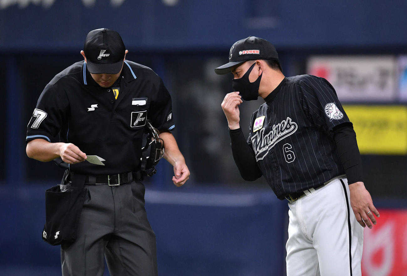 オリックス対ロッテ23回戦　6回表終了後、投手の交代を告げる井口資仁監督（撮影・岩下翔太）