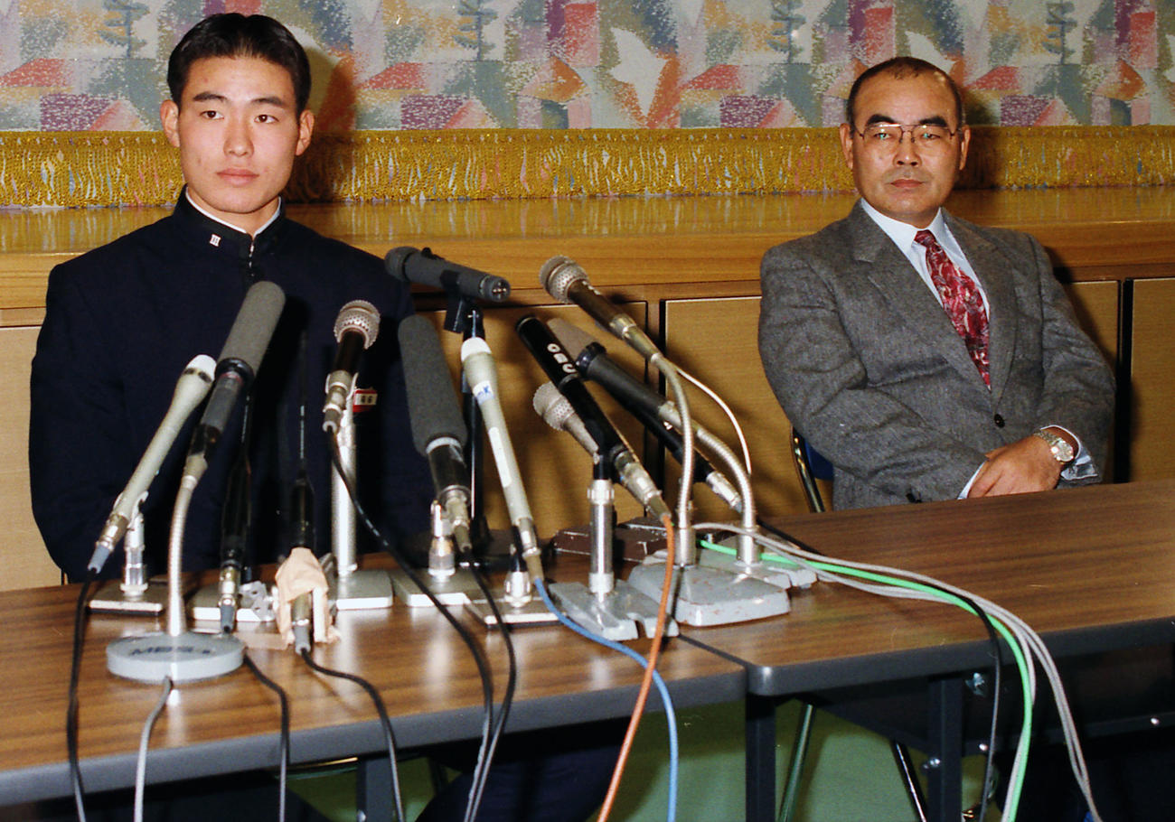 95年11月12日、ドラフト会議で近鉄が交渉権を獲得し、中村監督（右）とともに会見するPL学園・福留