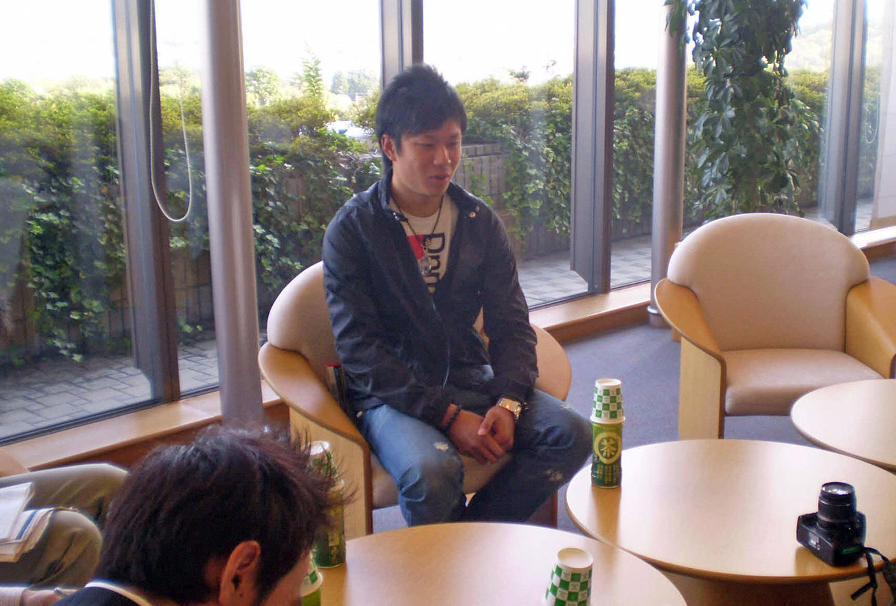 10年10月27日、ドラフトを翌日控え、取材に答える佛教大・大野雄大