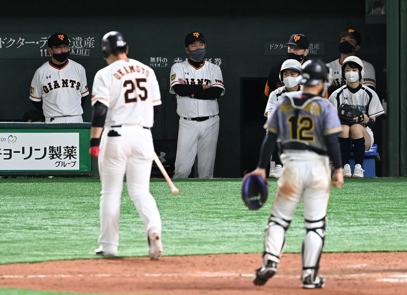 巨人対阪神　9回裏巨人1死一塁、腕組みして険しい表情の原監督（中央）。手前右は空振り三振して肩を落とす岡本（撮影・山崎安昭）