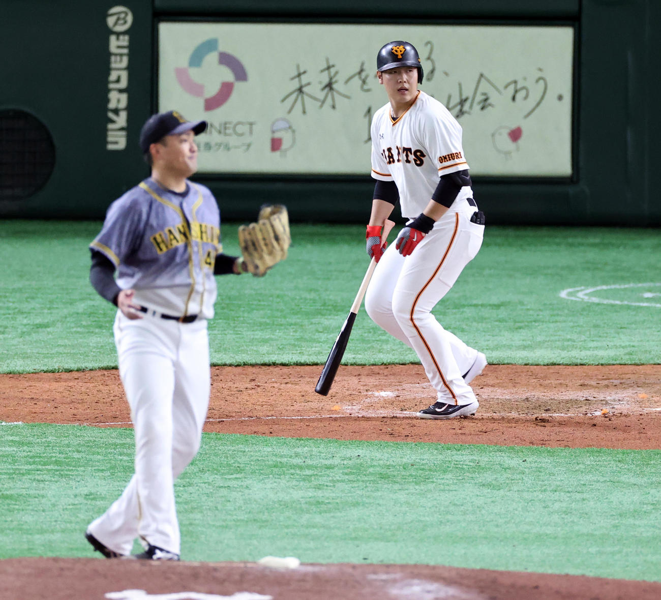 巨人対阪神　4回裏巨人2死二塁、岡本は鋭い打球も三直に倒れぼう然。投手秋山（撮影・浅見桂子）