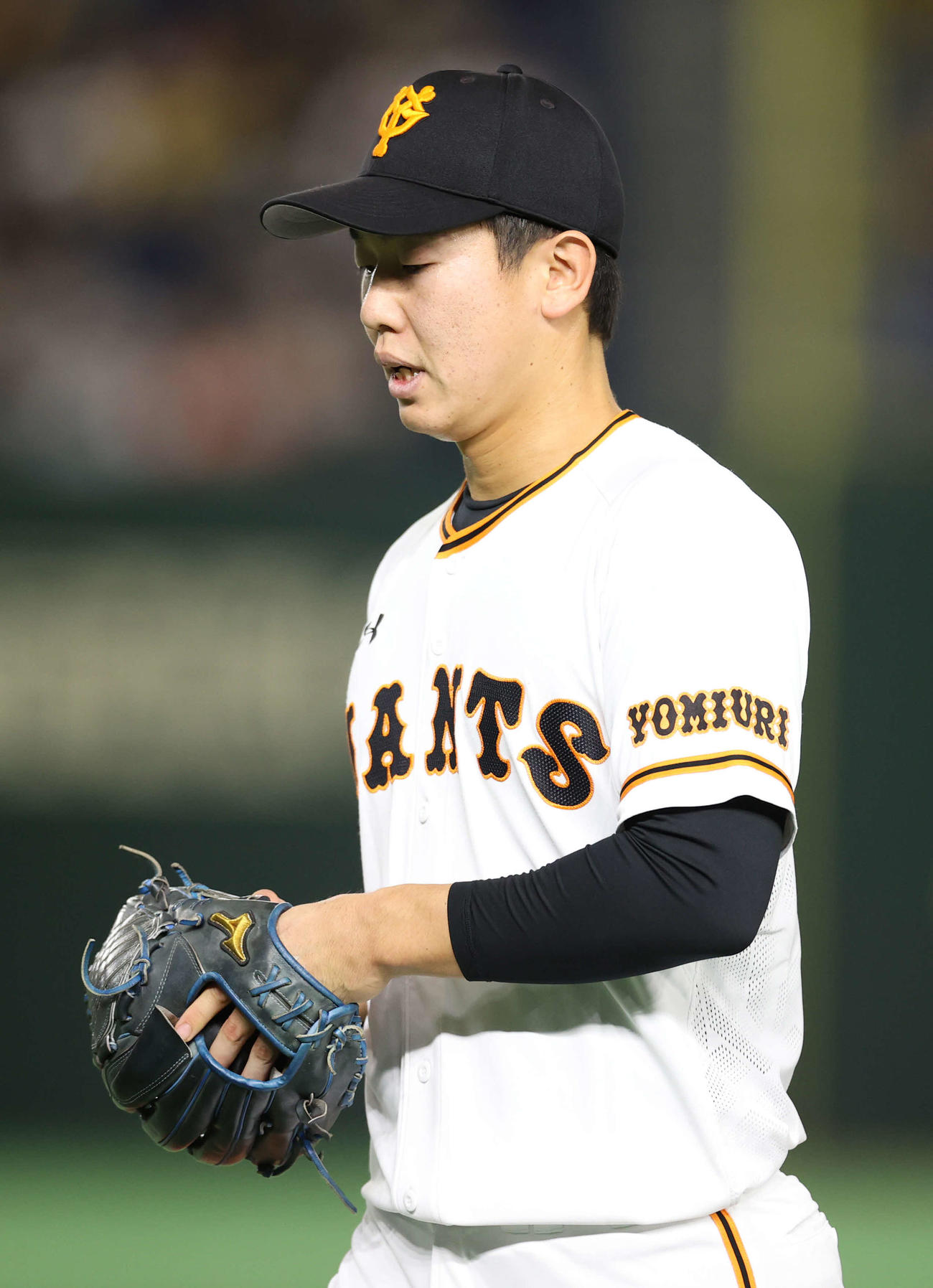 巨人対阪神　2回表を終え、うつむきながら引き揚げる畠（撮影・河野匠）